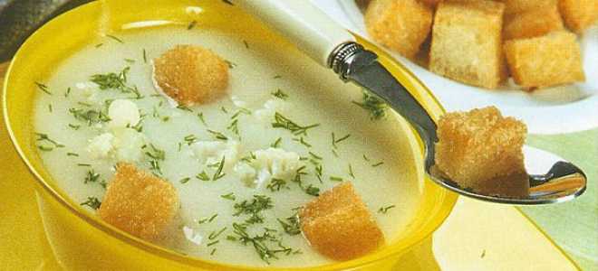 Суп-пюре из цветной капусты и картофеля с гренками