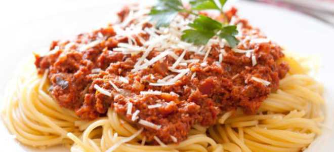 Спагетти с томатно-мясным соусом