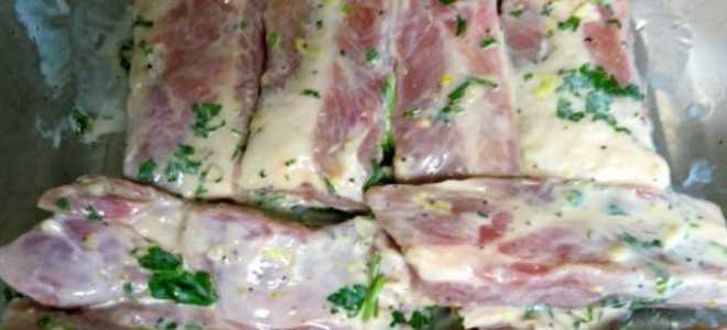 Как запечь свиные ребрышки используя кефирный маринад для шашлыка